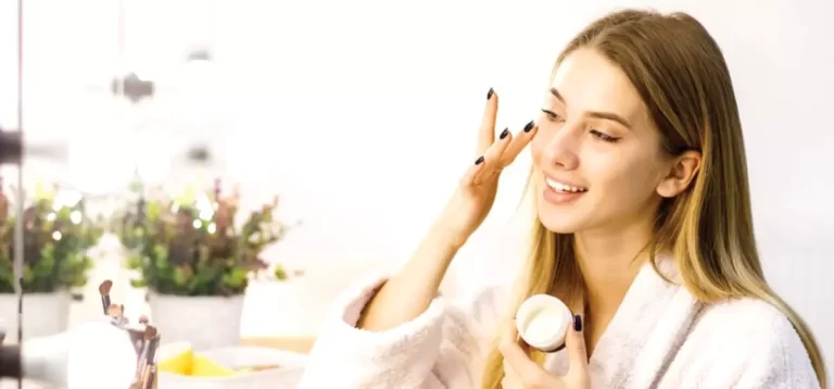 USES OF VASELINE  TO KEEP MAGNIFY YOUR BEAUTY